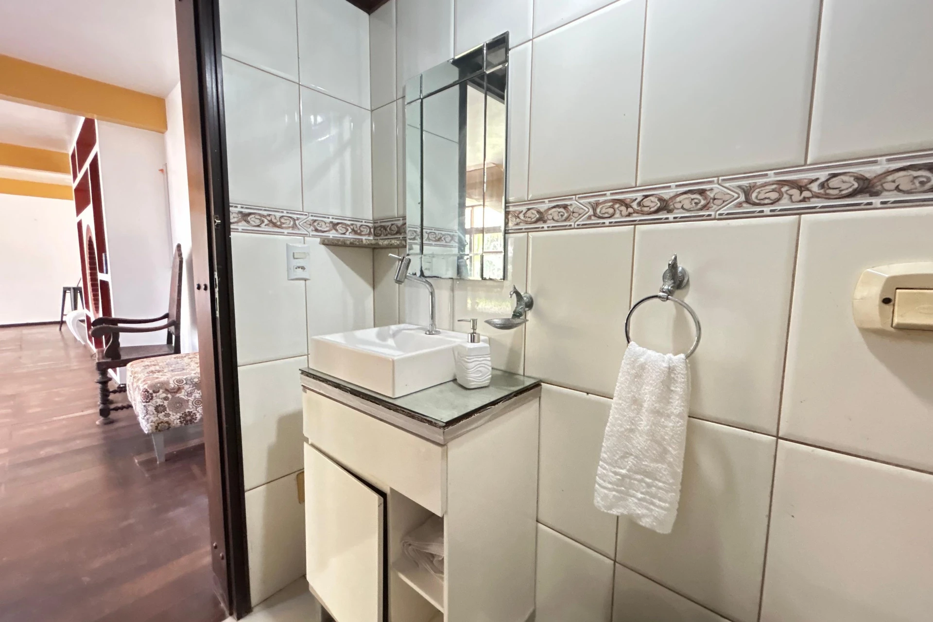 300 m² house with a jacuzzi and a bathtub — photo 32
