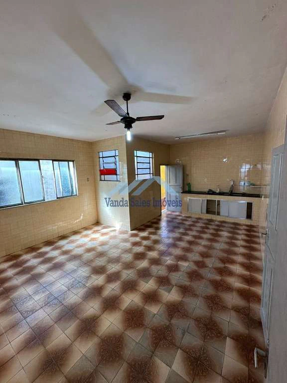 House with no parking, 4 bedrooms and 2 bathrooms — photo 9