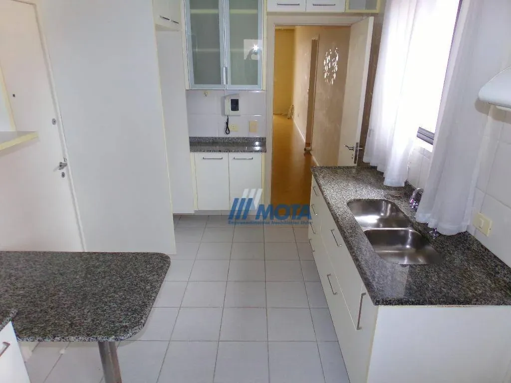 3-bedroom apartment with a bathtub — photo 15