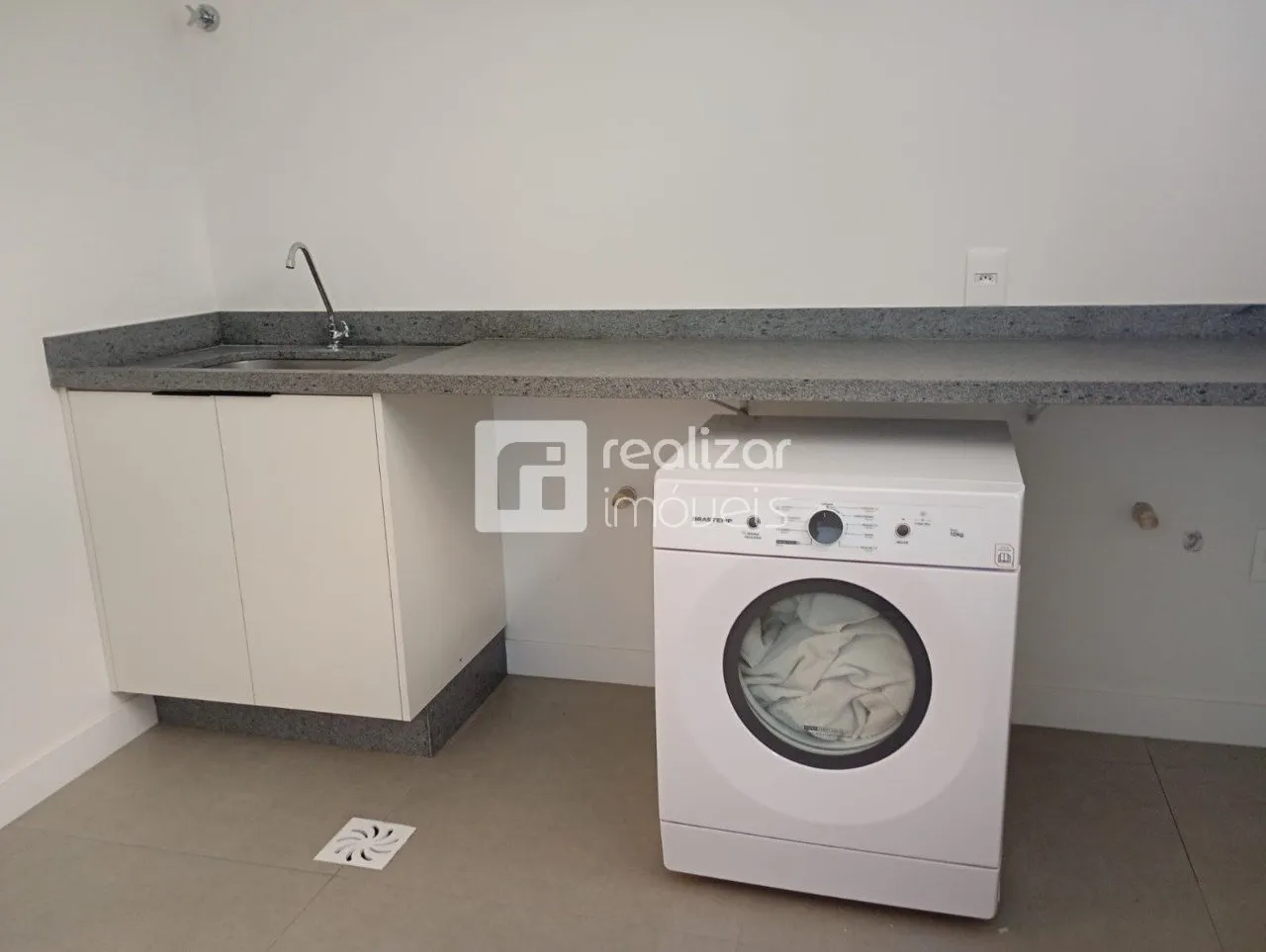 Furnished 1-bedroom apartment with open-plan kitchen — photo 11