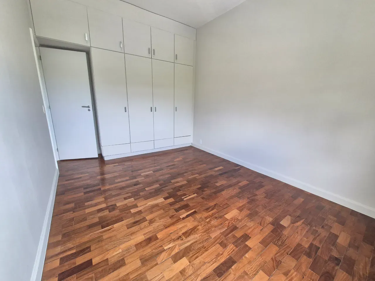 Unfurnished 4-bedroom apartment with a private garden — photo 20