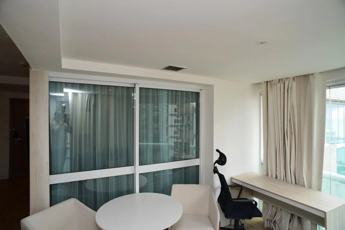 Furnished 1-bedroom apartment with enclosed balcony — photo 19