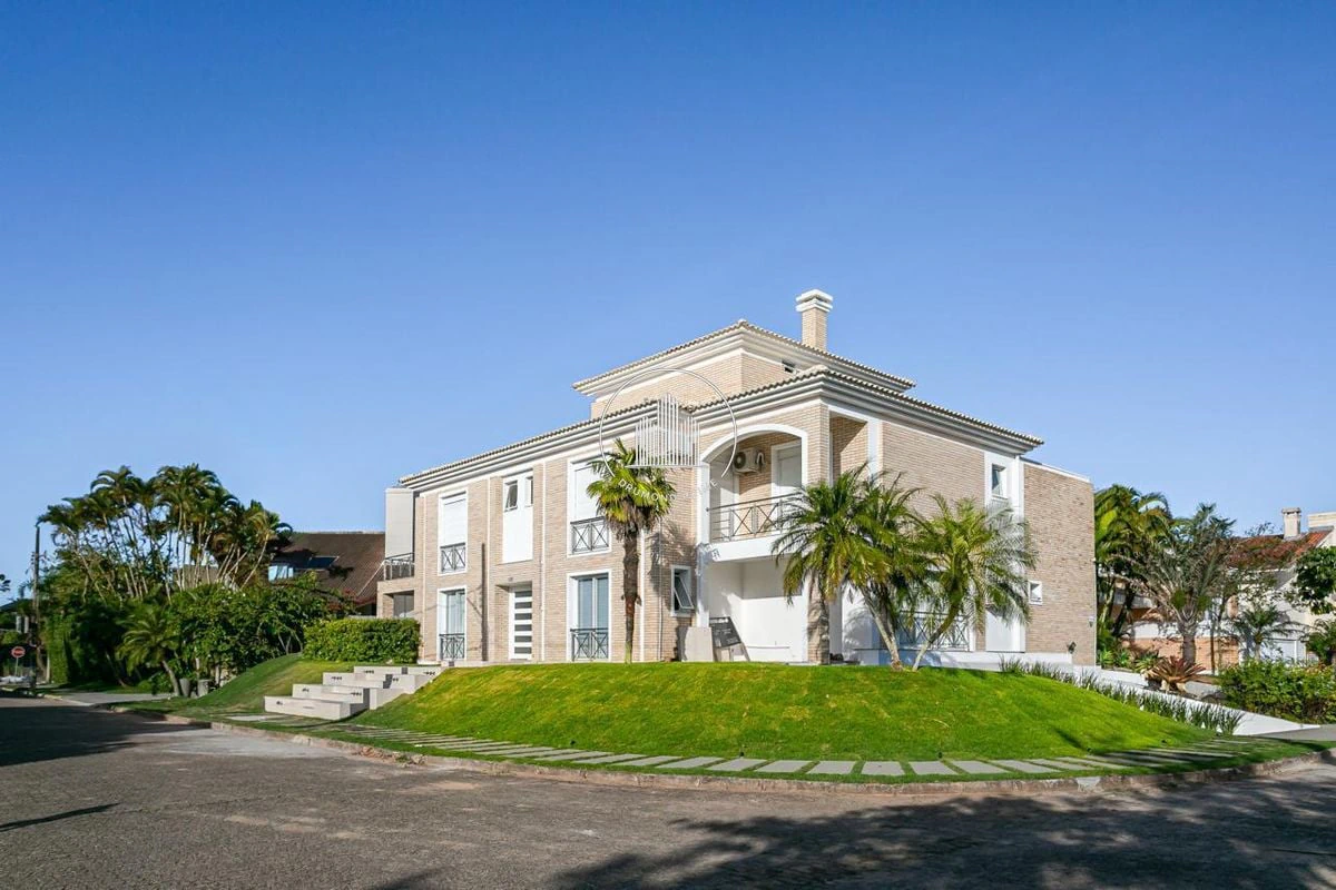 6-bedroom house with 800 m² and a private laundry area — photo 4