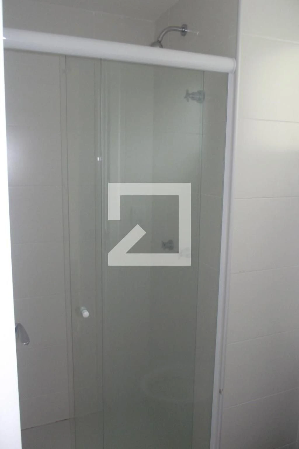 One-bedroom apartment in a building with a gym — photo 14