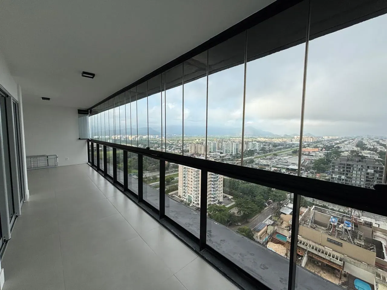Квартира 83 м² з панорамними вікнами та заскленим балконом — photo 6