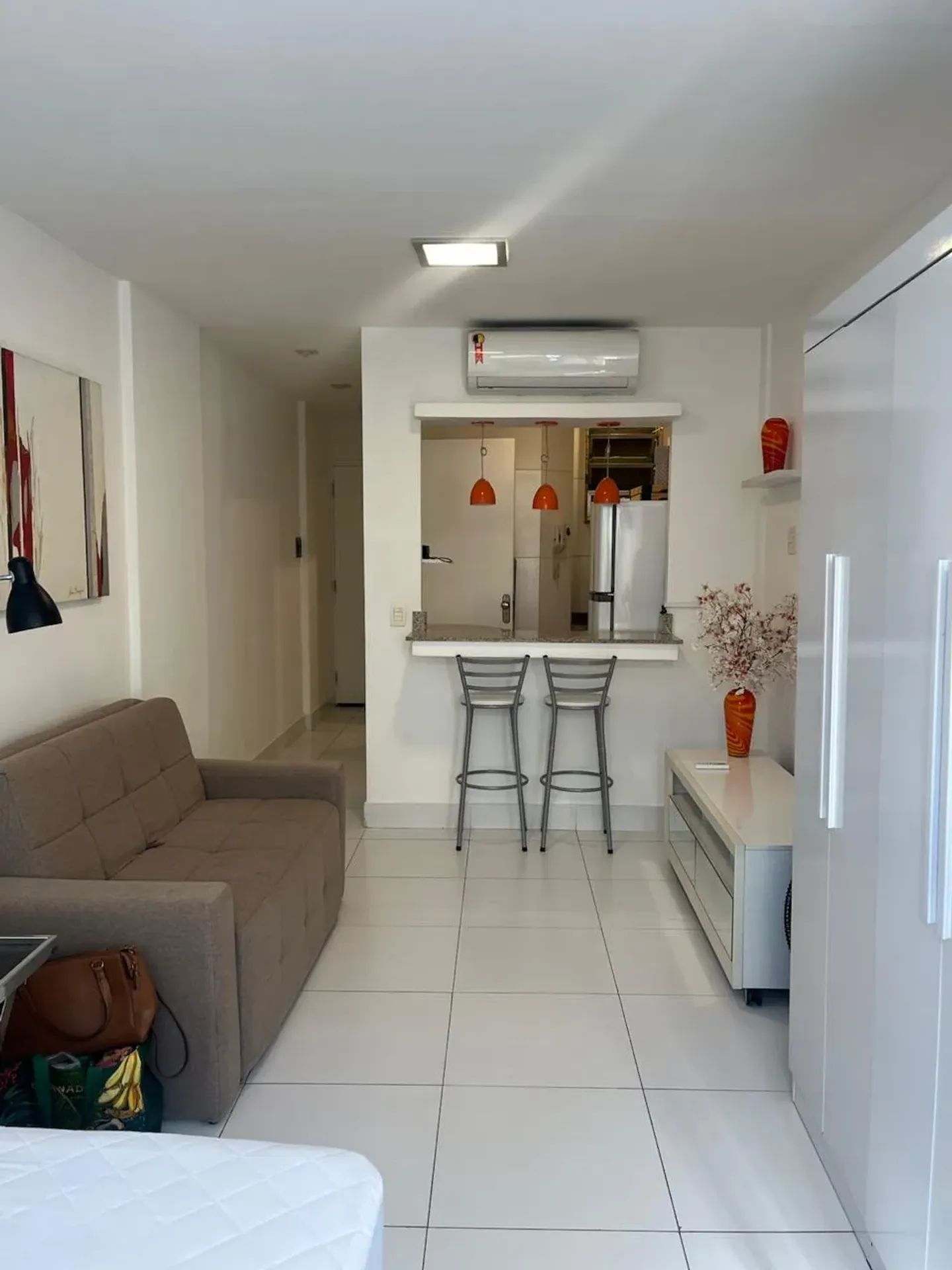 Studio mobiliado de 30 m² no 10º andar, sem vaga