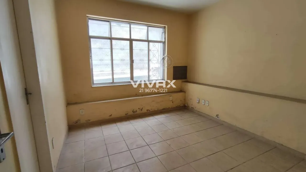 House with 5 bedrooms and 5 bathrooms needs renovation — photo 7