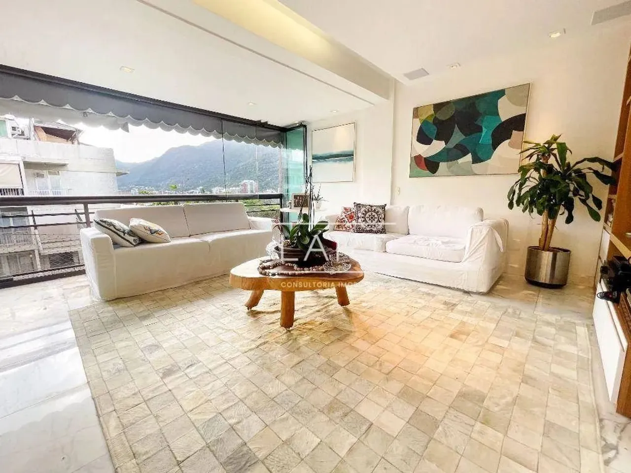 4-bedroom penthouse-style home with 324 m² kitchen — photo 2