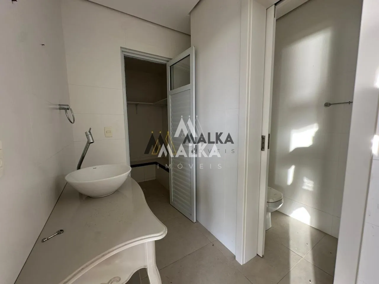 461 m² house with 3 en-suite bedrooms and private garden — photo 44
