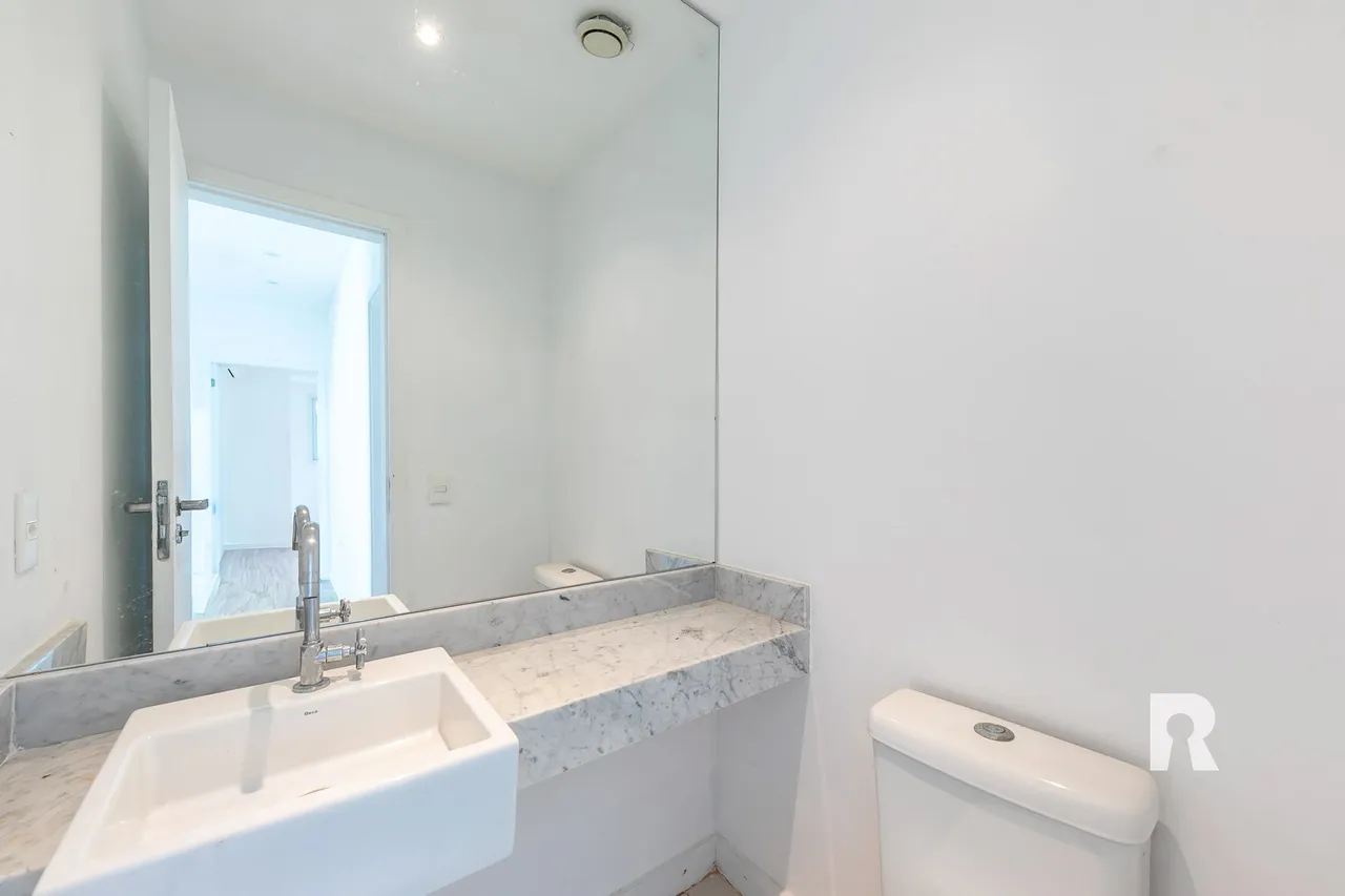 4-bedroom, 5-bath apartment with a balcony — photo 8
