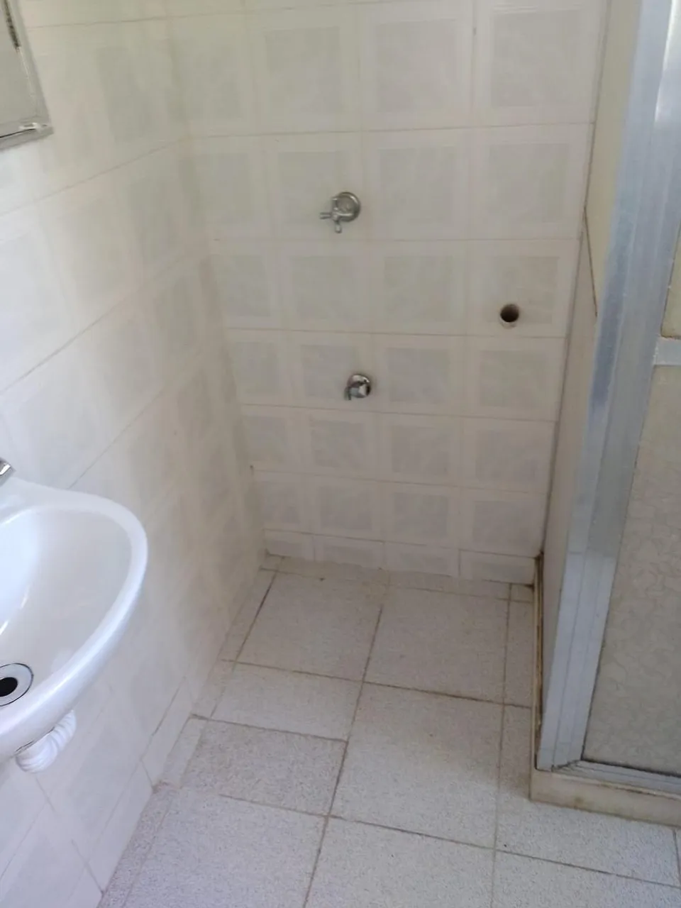 Studio with kitchenette and glass shower enclosure — photo 14