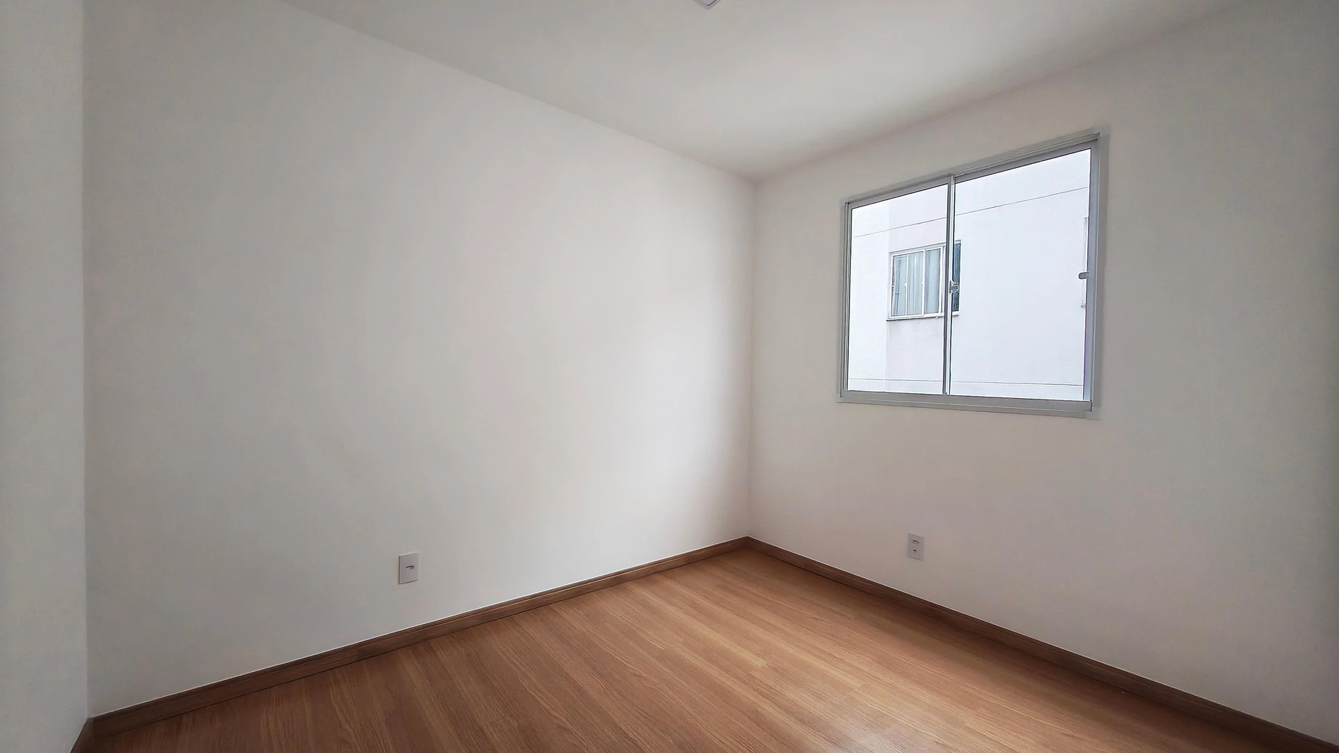 2-bedroom apartment with wood or laminate floors — photo 3