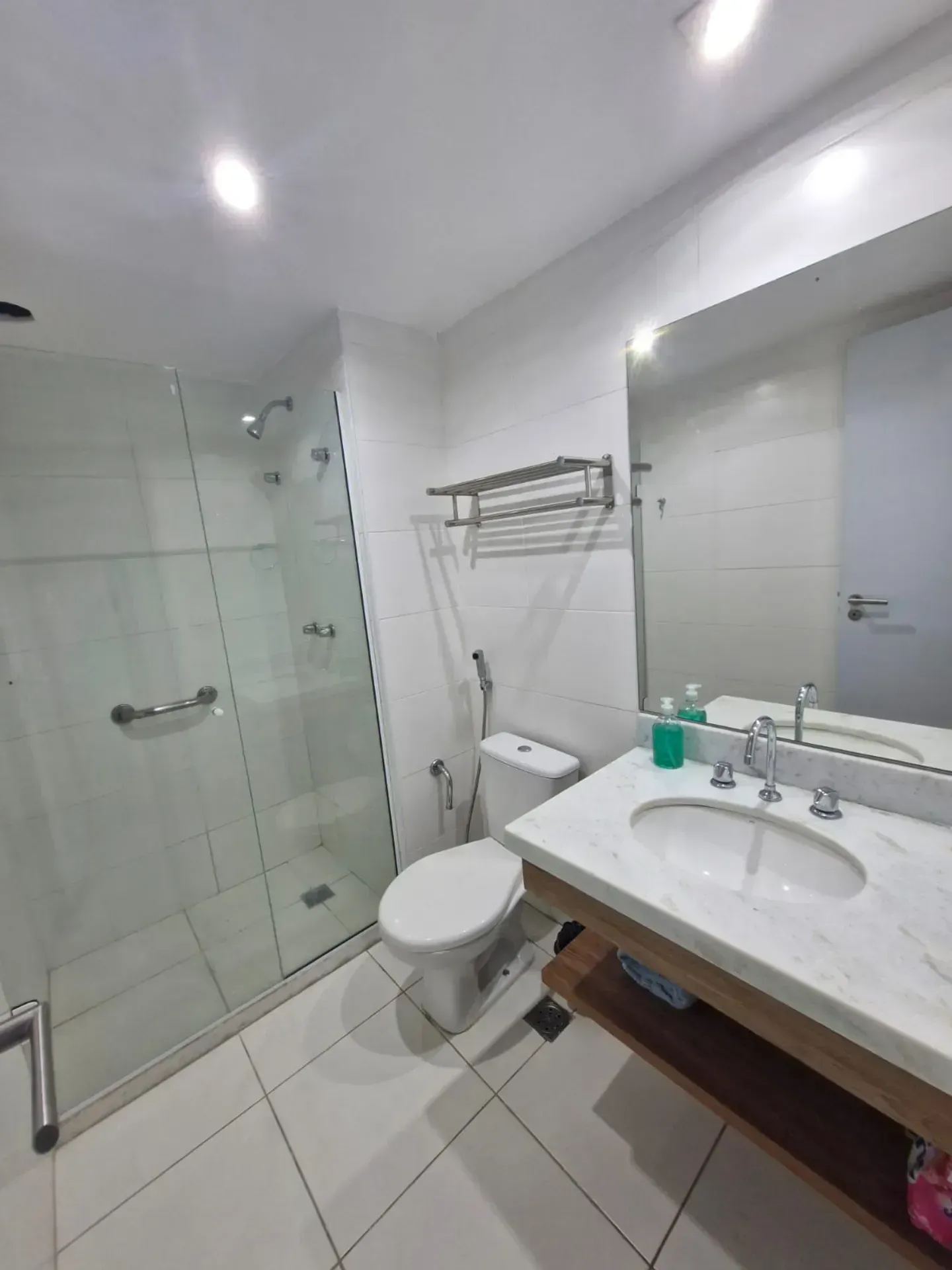 Apartamento com 2 quartos e varanda fechada de vidro — photo 16