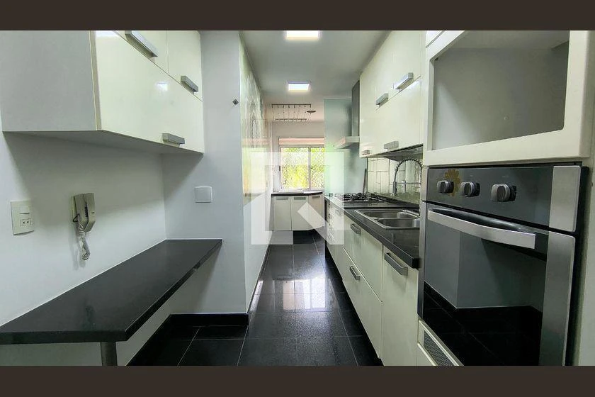 Wood or laminate floors in a 3-bedroom apartment, 122 m²