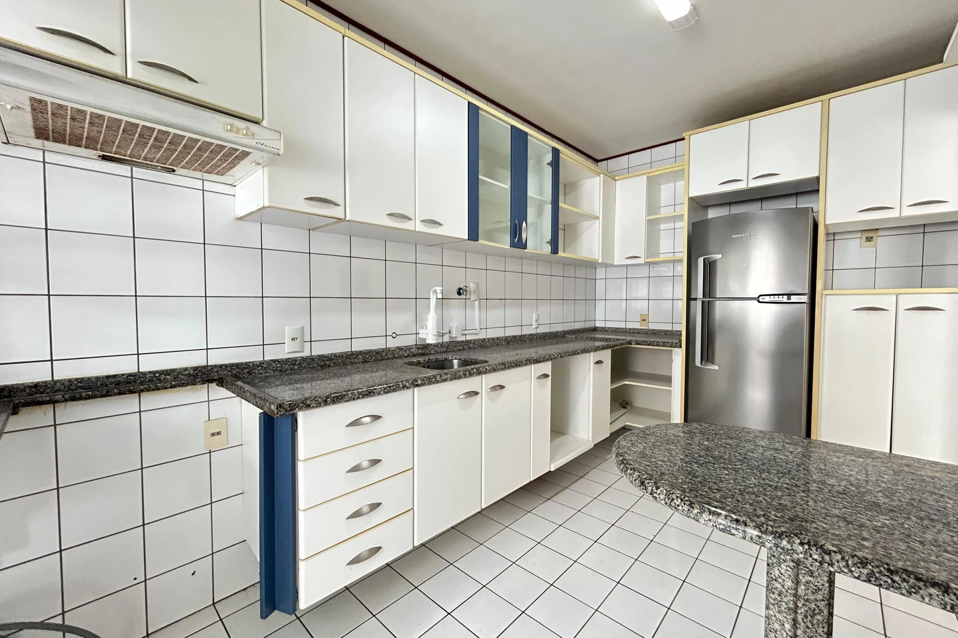 3-bedroom apartment in a building with a gym — photo 2