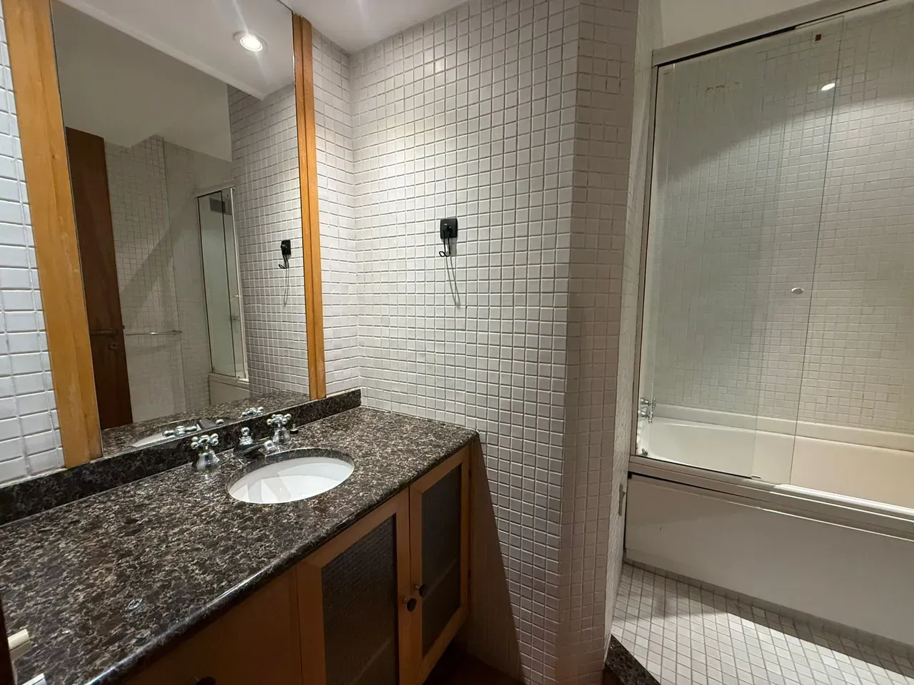 Unfurnished apartment with 2 bedrooms and 2 bathrooms — photo 25
