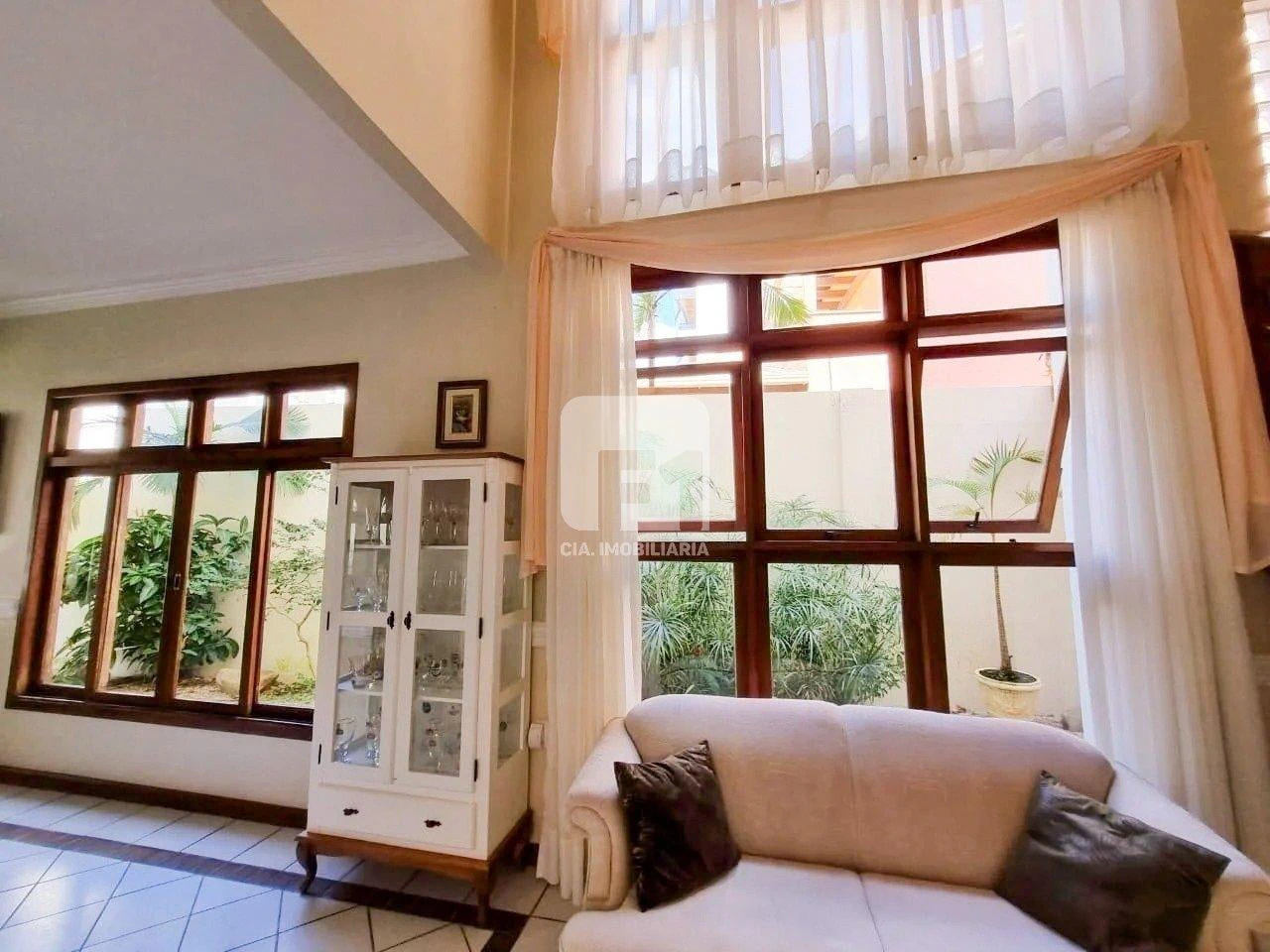 Casa de 5 dormitorios con balcón cerrado con vidrio — photo 8