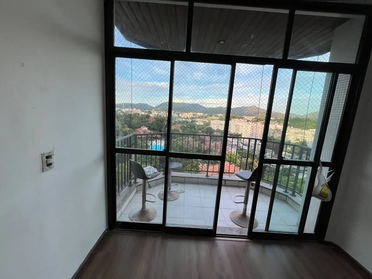 Apartment on the 10th floor with wood or laminate floors — photo 4