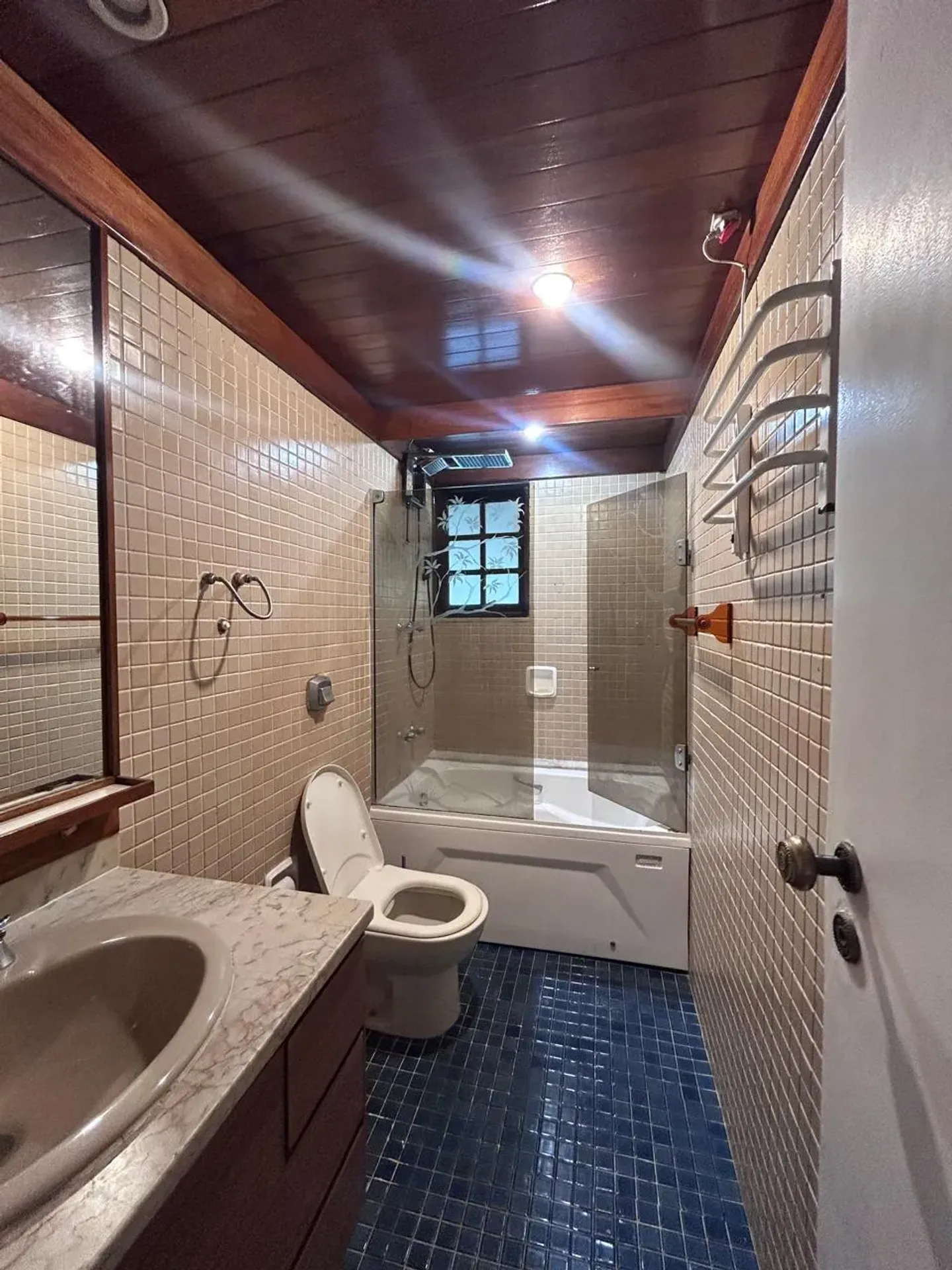 Bathtub in a 3-bedroom house, 334 m² — photo 10