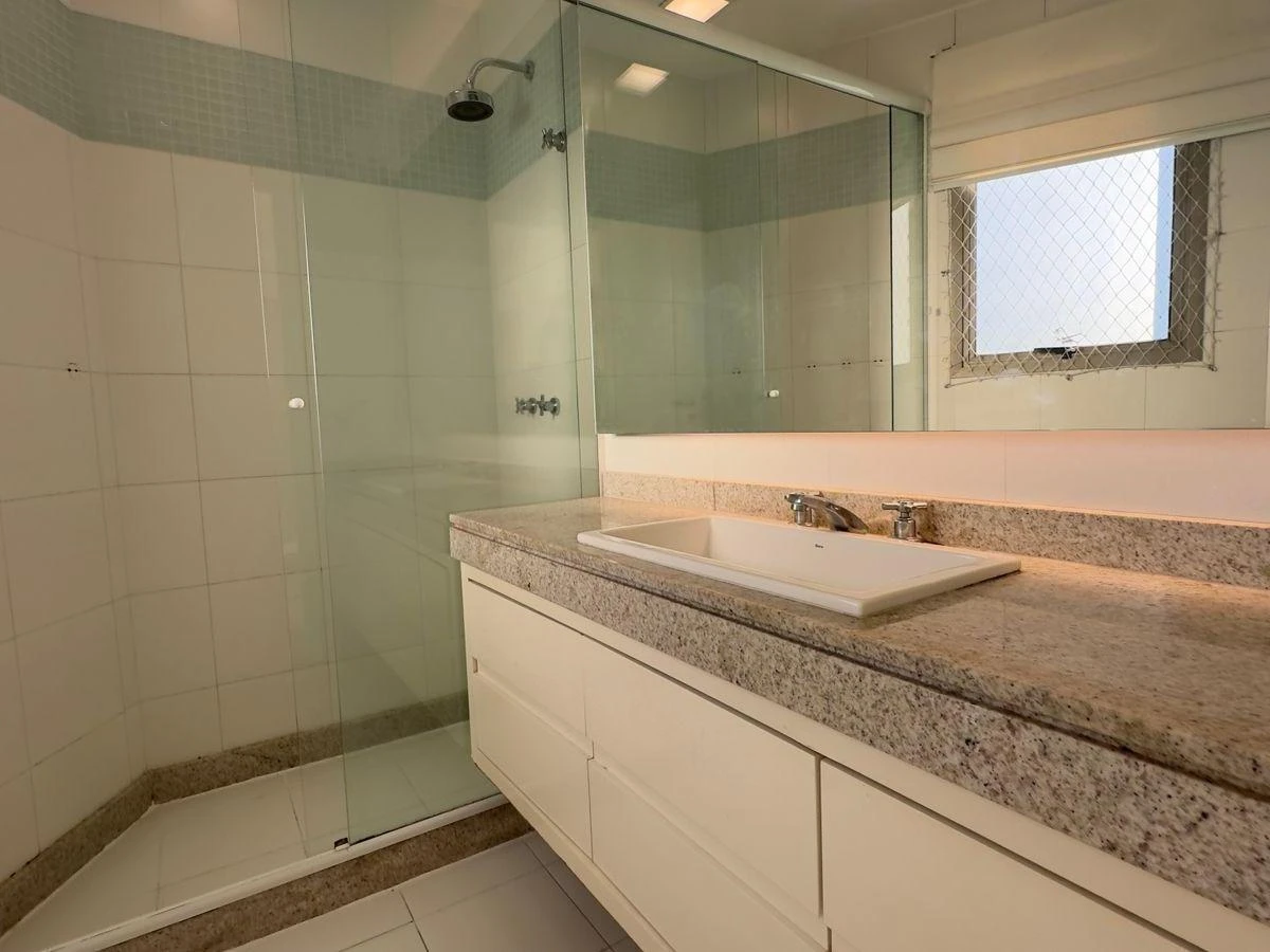 4-bedroom apartment with a separate kitchen, 260 m² — photo 46