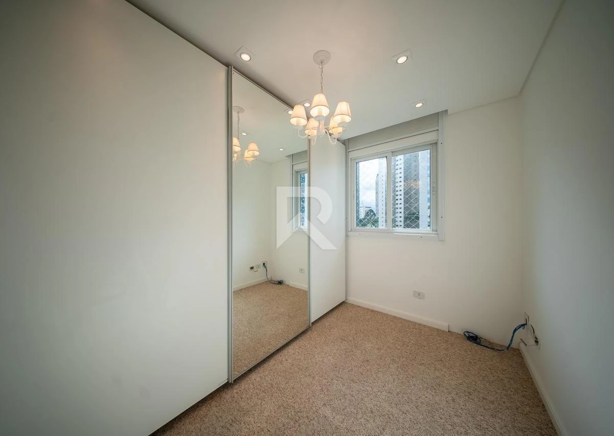 192 m² apartment with floor-to-ceiling windows and a bathtub — photo 26