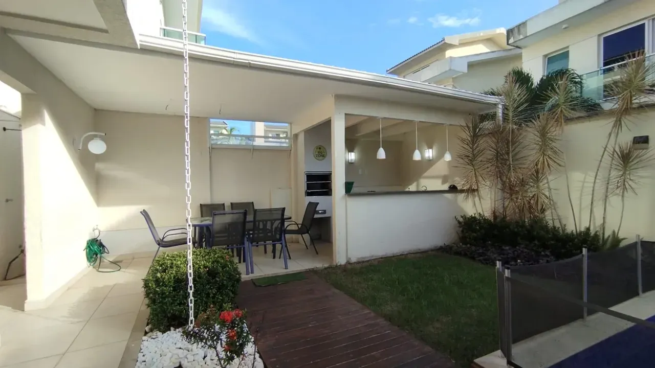 Balcony with a grill in a 5-bedroom house, 220 m² — photo 57