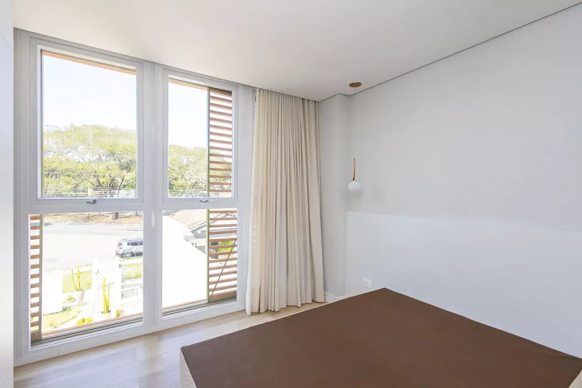 One-bedroom apartment with floor-to-ceiling windows — photo 15