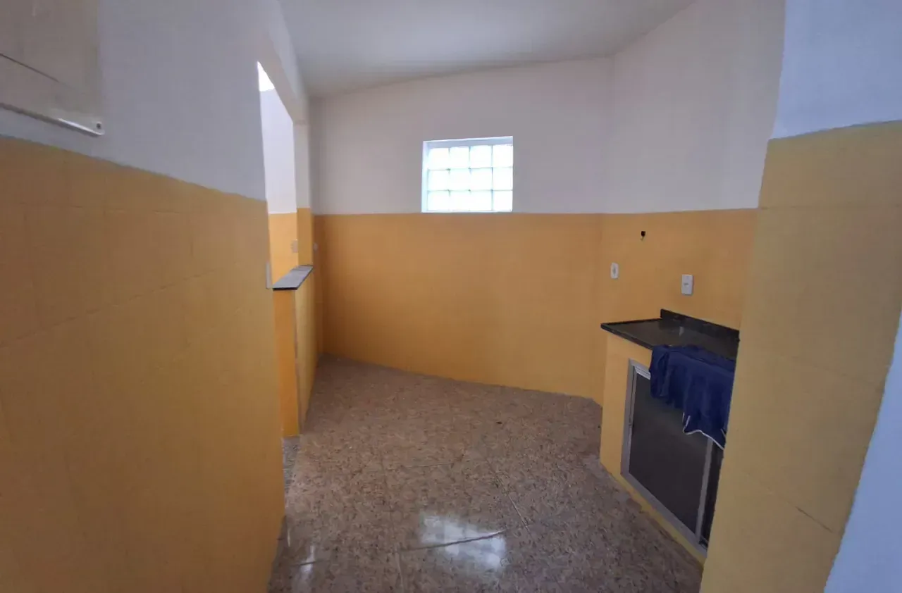 Ground-floor 1-bedroom apartment with a gas water heater