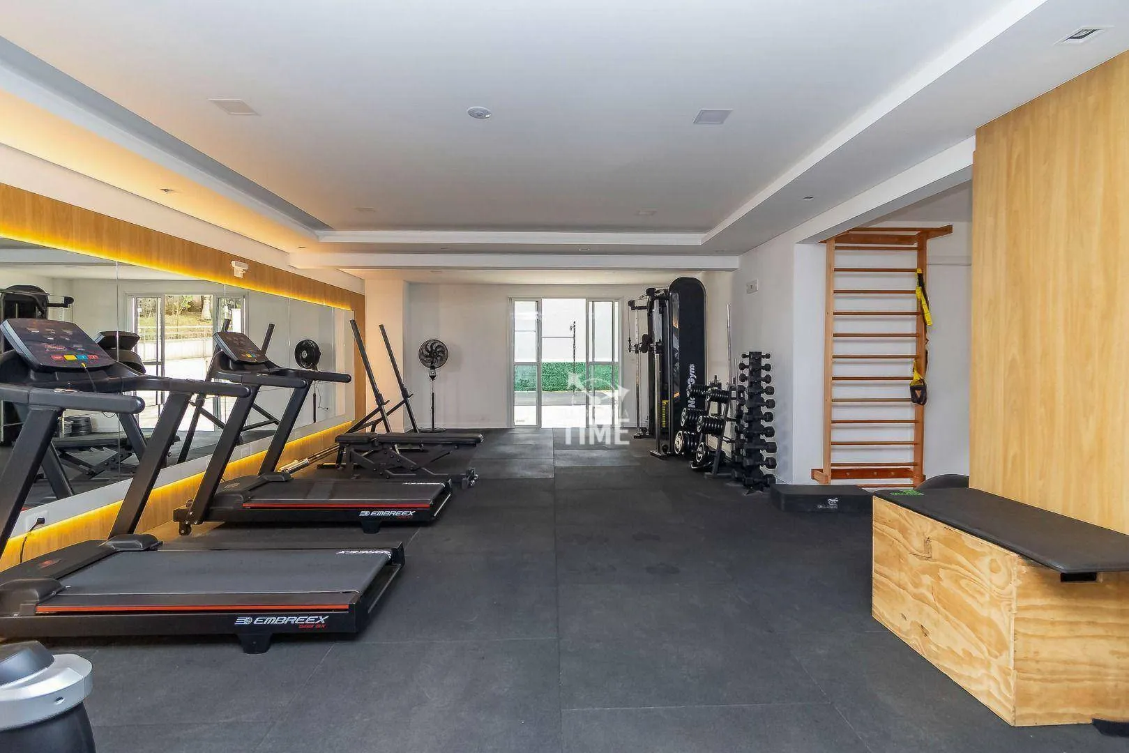 Balcony with a grill in a 3-bedroom apartment, 107 m² — photo 68
