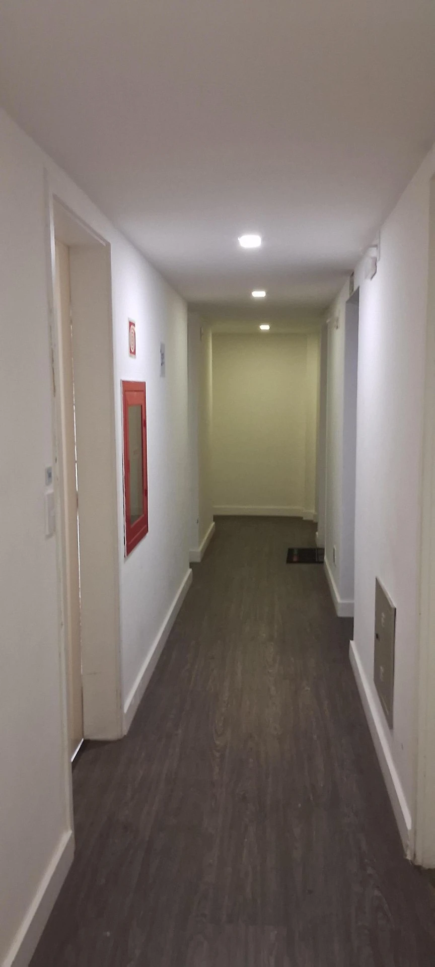 2-bedroom apartment in a building with a gym — photo 18