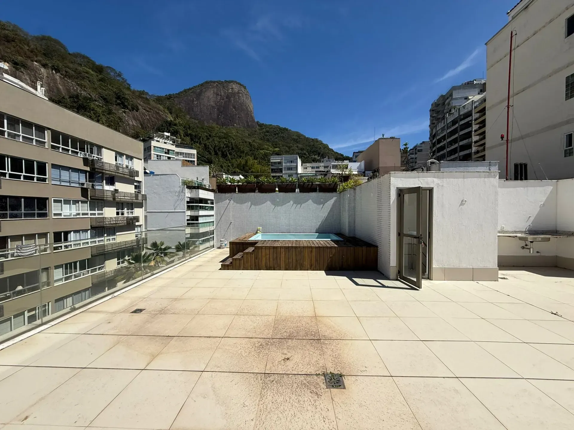 Apartment with balcony, 3 bedrooms and 2 parking spots — photo 34