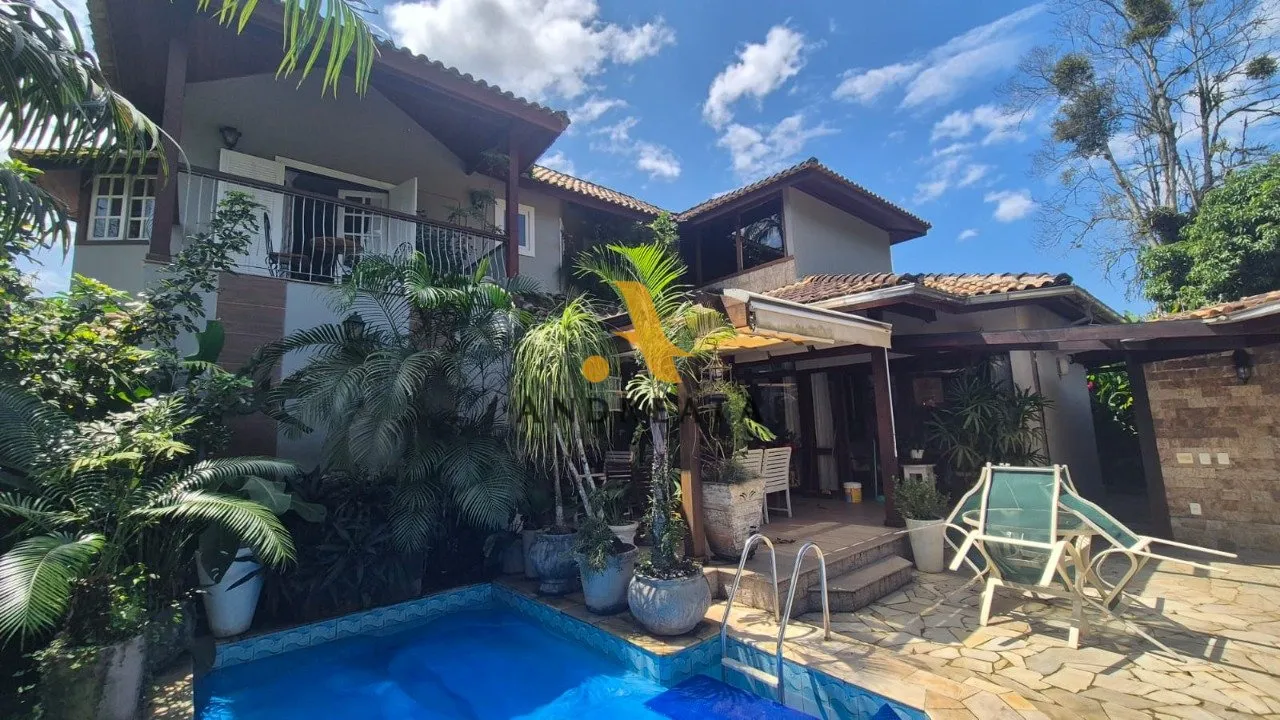 Casa de 307 m² com janelas do piso ao teto e banheira — photo 20