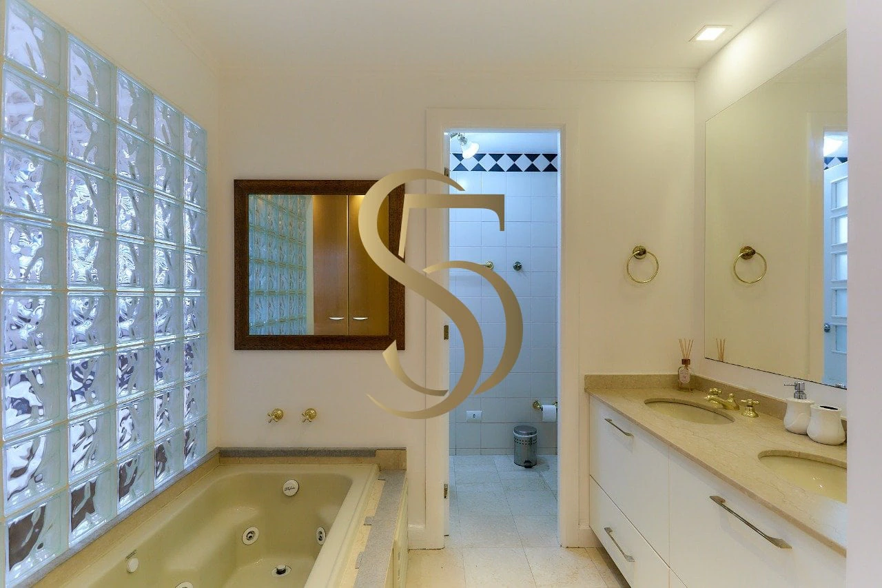 Bathtub in a one-bedroom apartment, 103 m² — photo 26