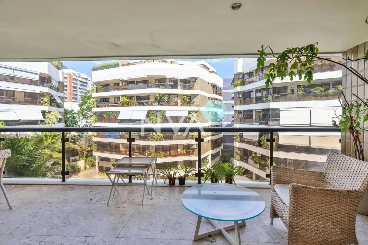Apartment with balcony, 3 bedrooms and 4 bathrooms — photo 16