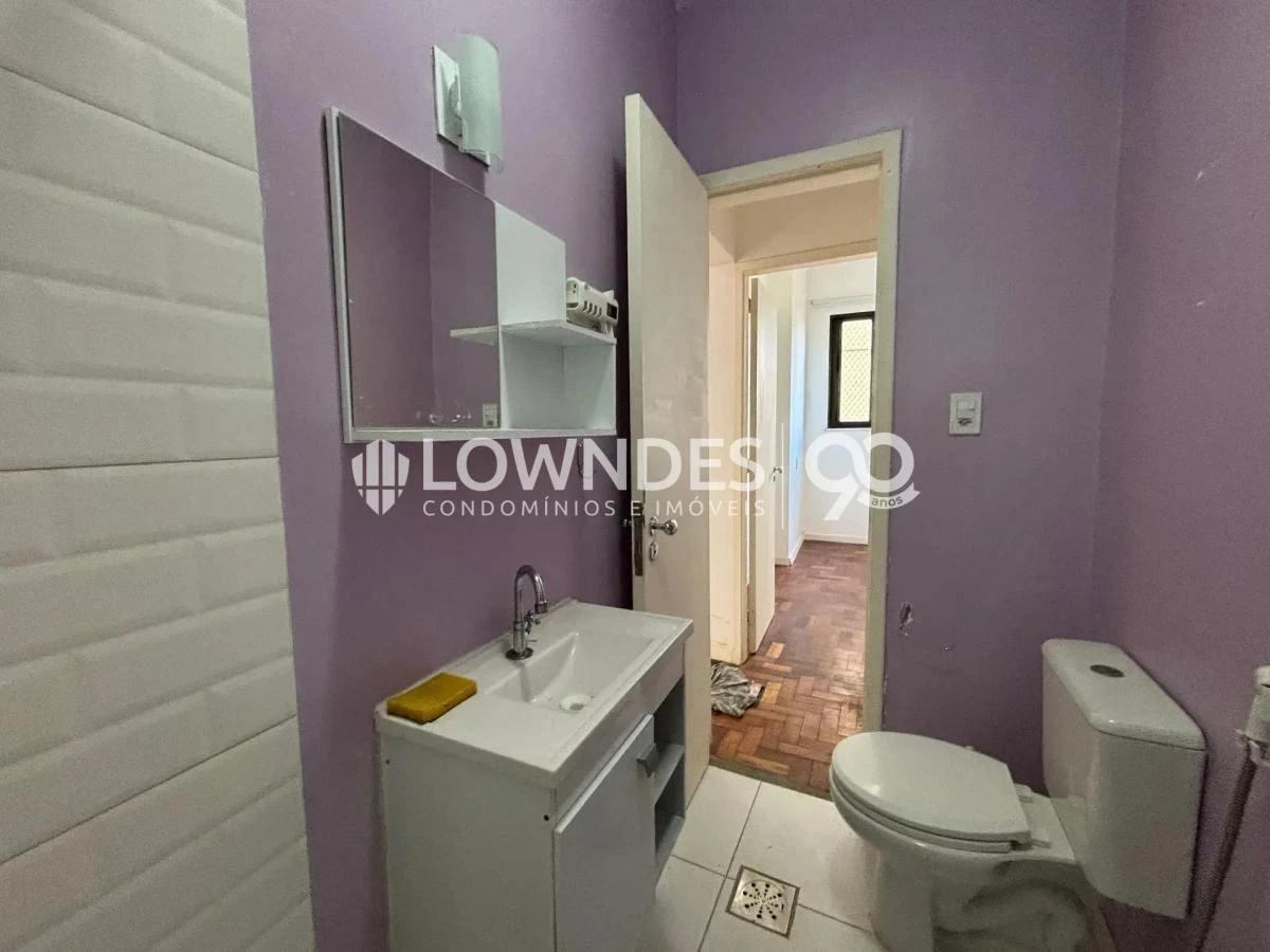 One-bedroom apartment with wood or laminate floors — photo 4