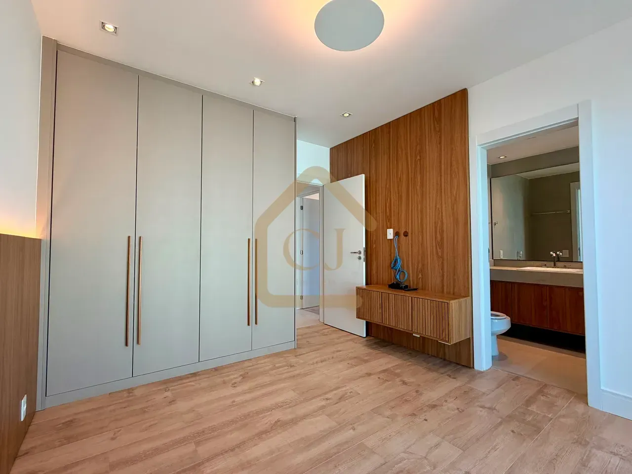 Unfurnished 3-bedroom apartment with 5 bathrooms and balcony — photo 10
