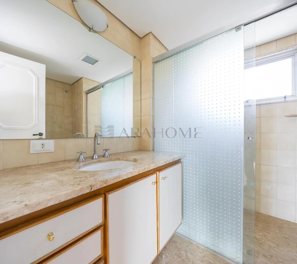 4-bedroom apartment with a bathtub in Curitiba — photo 12
