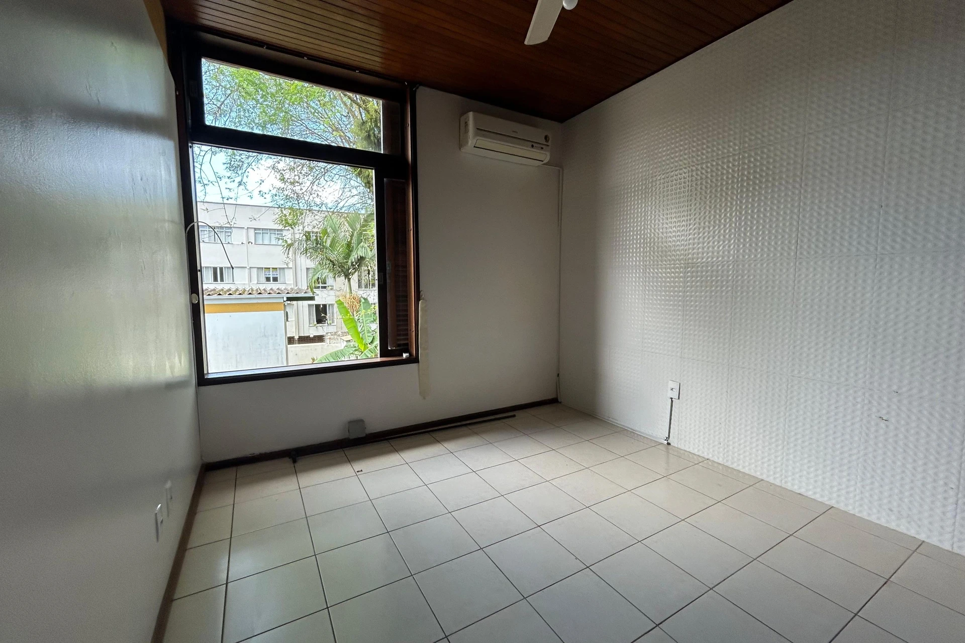 300 m² house with a jacuzzi and a bathtub — photo 23