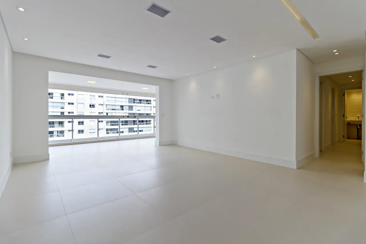 Balcony with a grill in a 4-bedroom apartment, 158 m² — photo 24