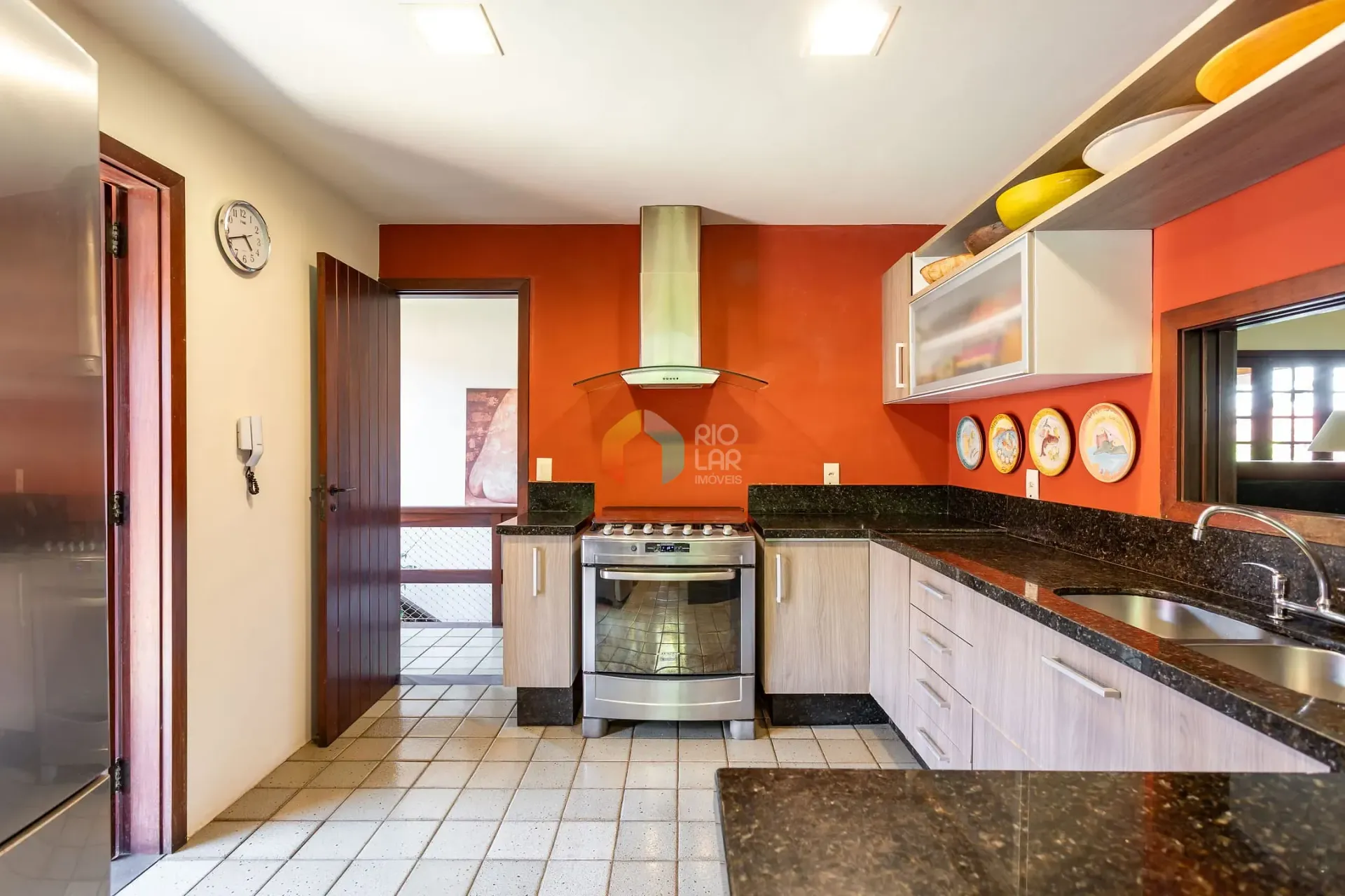 392 m² house with a home office and a grill on the balcony — photo 21