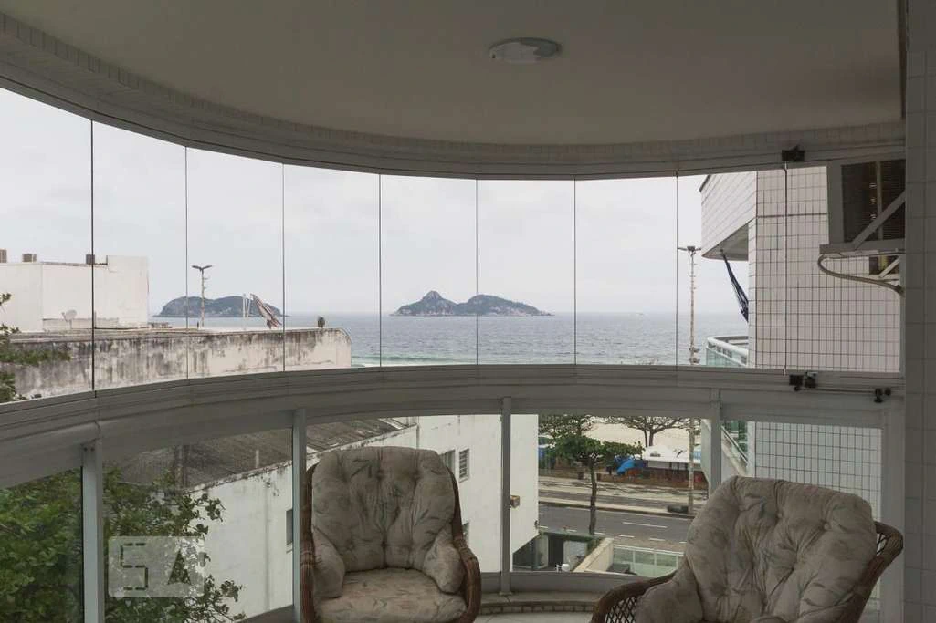 Rental apartment with 2 bedrooms and a glass balcony — photo 4