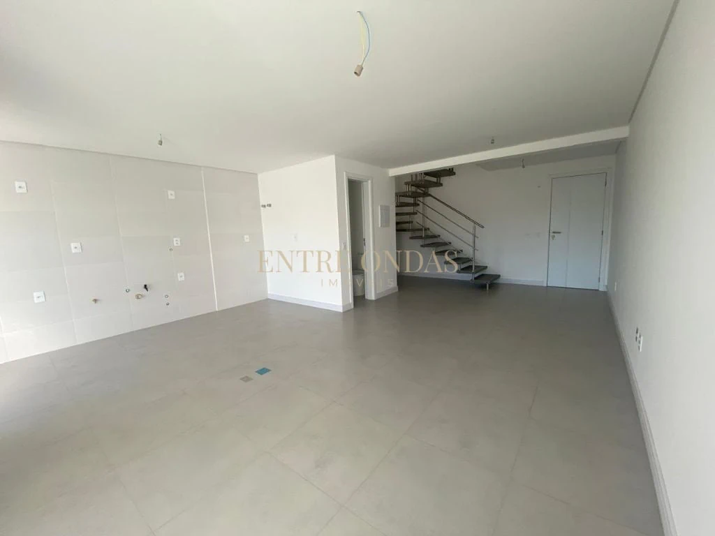 Duplex apartment with enclosed balcony and open kitchen — photo 2
