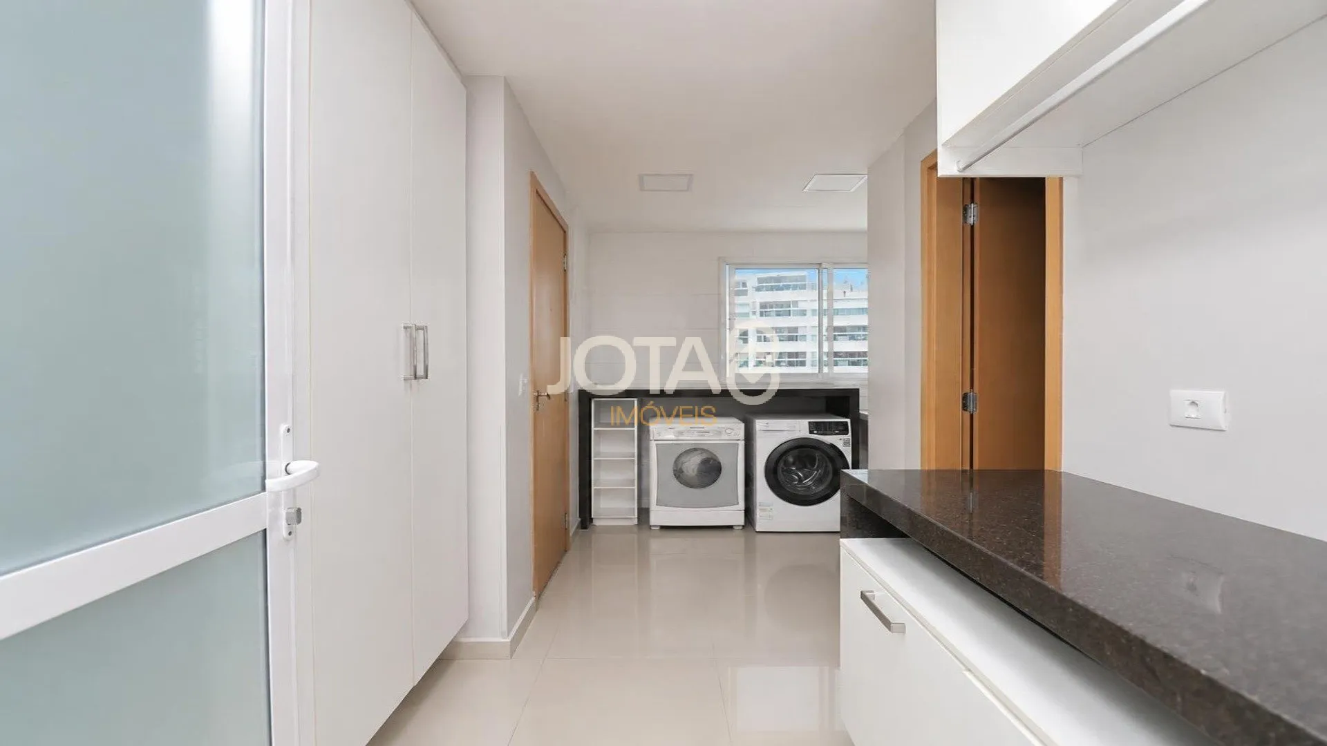 Furnished apartment, 267 m², with floor-to-ceiling windows — photo 5