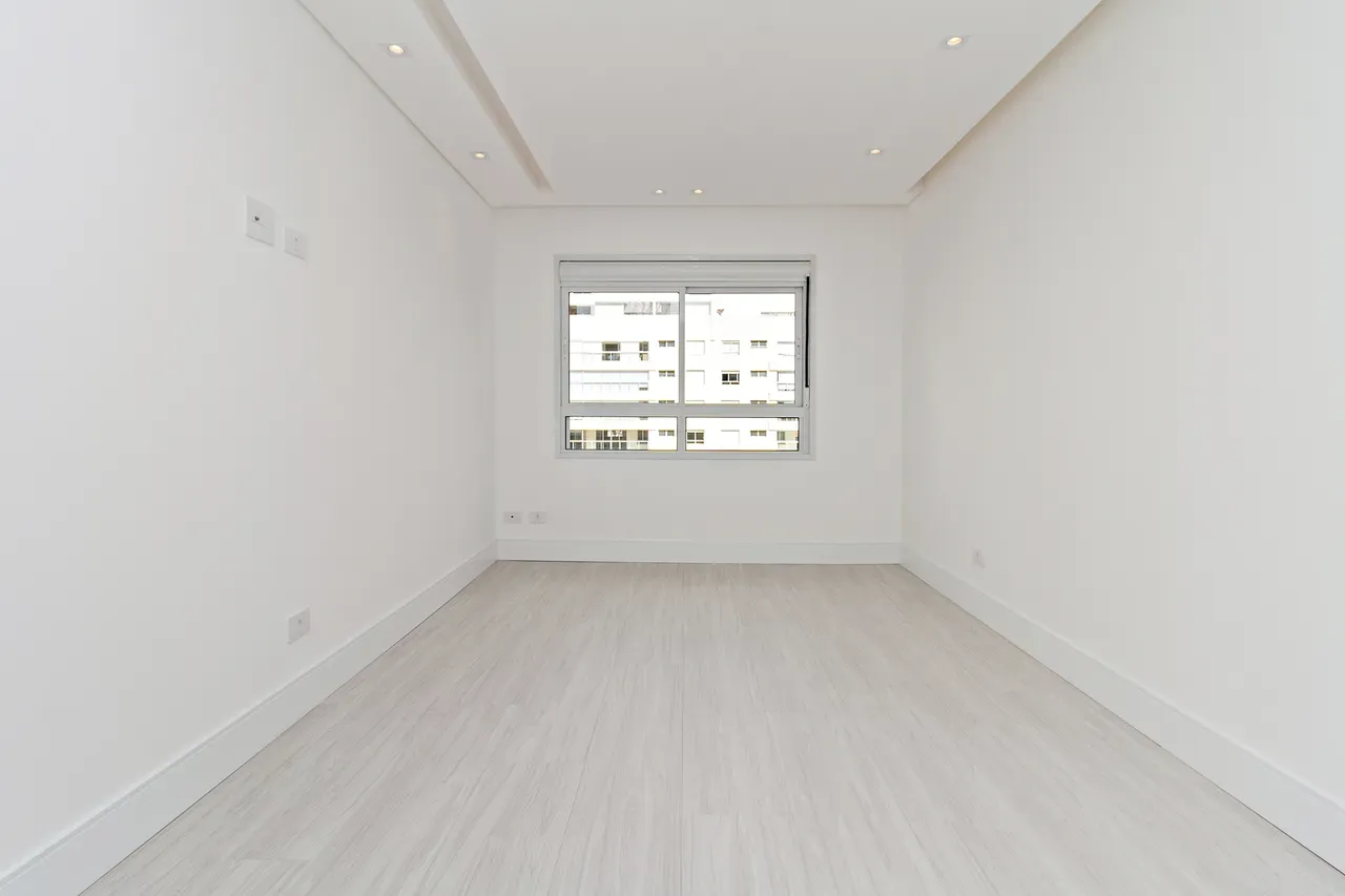 Balcony with a grill in a 4-bedroom apartment, 158 m² — photo 40
