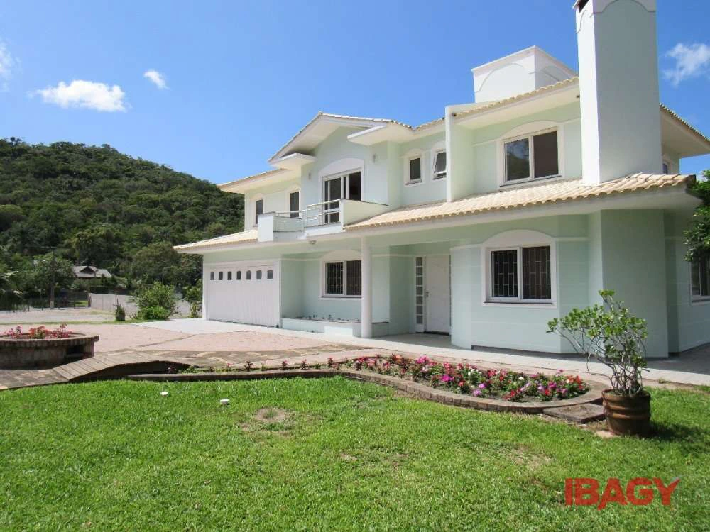 House with 5 bedrooms and 3 bathrooms, 2 parking spots