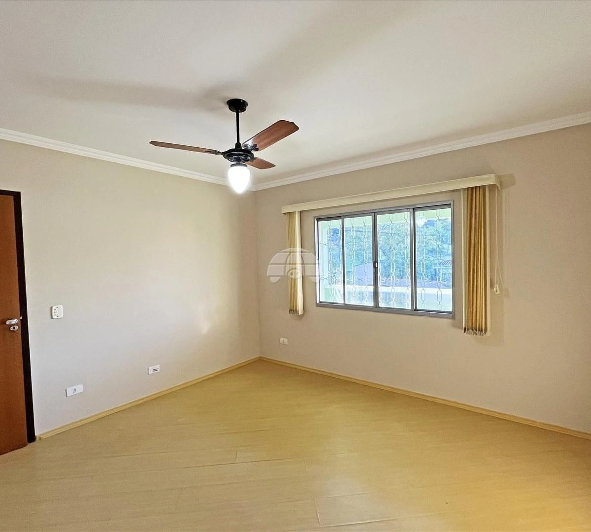 Wood or laminate floors in a 3-bedroom house, 126 m² — photo 13