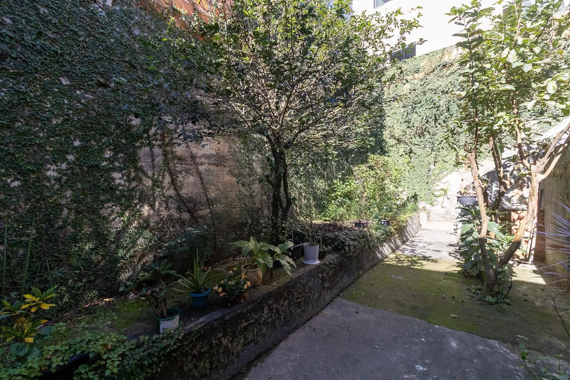 Furnished 4-bedroom apartment with balcony and desk area — photo 32