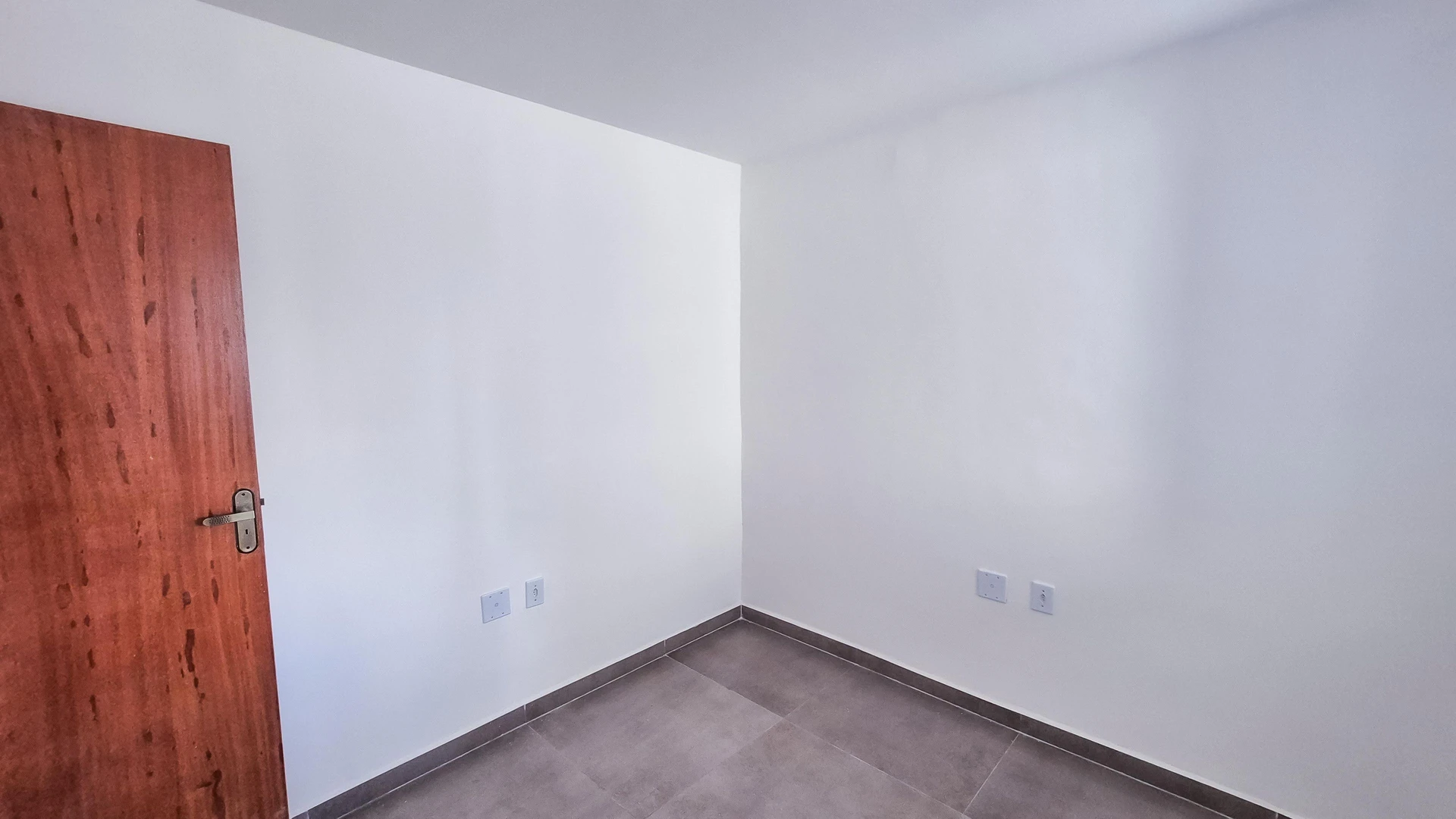 Квартира с 2 спальнями и балконом с встроенным грилем — photo 43