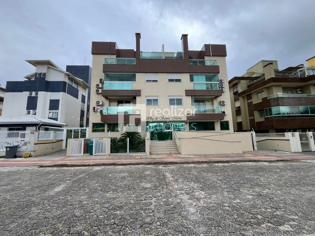 Balcony with a grill in a 2-bedroom apartment, 73 m² — photo 4
