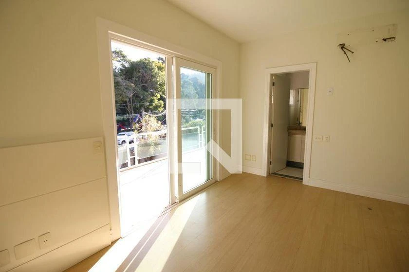 House with 4 en-suite bedrooms and 597 m², 4 parking — photo 38